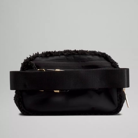 Lululemon Everywhere Fleece Belt Bag Black - Picture 2 of 3
